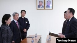 현정은 현대그룹 회장(왼쪽)이 24일 북한 개성공단에서 김양건 북한 노동당 통일전선부장 겸 대남비서(오른쪽)로부터 김정은 제1위원장의 친서를 전달받고 있다.