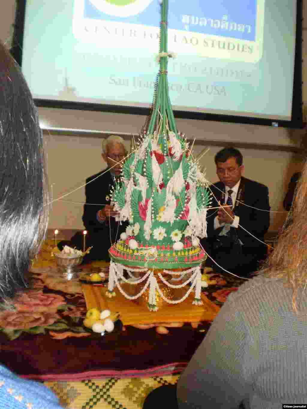 ງານບາສີແກ່ຜູ້ເຂົ້າຮ່ວມກອງປະຊຸມນາໆຂາດ ຄັ້ງທີ່4 ທີ່ຈັດຂຶ້ນໃນວັນທີ ຄືນທໍາອິດຂອງກອງປະຊຸມ, 19 ເມສາ 2013