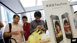 중국의 애플 매장에서 아이폰4를 보고 있는 손님들