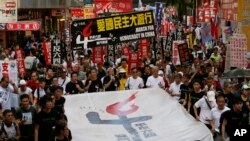 Ribuan warga berdemonstrasi di Hong Kong (1/6) untuk memperingati 25 tahun tragedi Tiananmen. (AP/Vincent Yu)