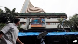 Bản điện tử thị trường chứng khoán Bombay (BSE) tại Mumbai, Ấn Độ, ngày 10/7/2014.