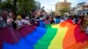 Masyarakat membawa bendera saat Parade LGBT tahunan di Havana, Kuba, Sabtu, 12 Mei 2018. (Foto: AP/Desmond Boylan)