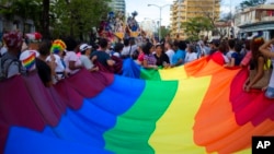 Kelompok LGBT melakukan parade di Havana, Kuba tahun lalu (foto: dok). 