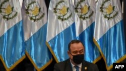 El presidente guatemalteco Alejandro Giammattei se prepara para presentar el informe anual de su gobierno, en el Palacio de la Cultura de la Ciudad de Guatemala, el 14 de enero de 2021.