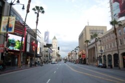 Jalanan tampak sepi pasca penerapan lockdown di kota Los Angeles, California.