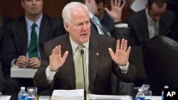 El senador John Cornyn defiende su propuesta de asegurar aún más la frontera. Las encuestas muestran apoyo a la reforma migratoria "tal como está".