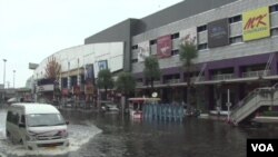 Kawasan perbelanjaan di Bangkok terendam akibat banjir. Bangkok harus menghadapi banjir terburuk di Thailand dalam lebih dari 50 tahun terakhir.