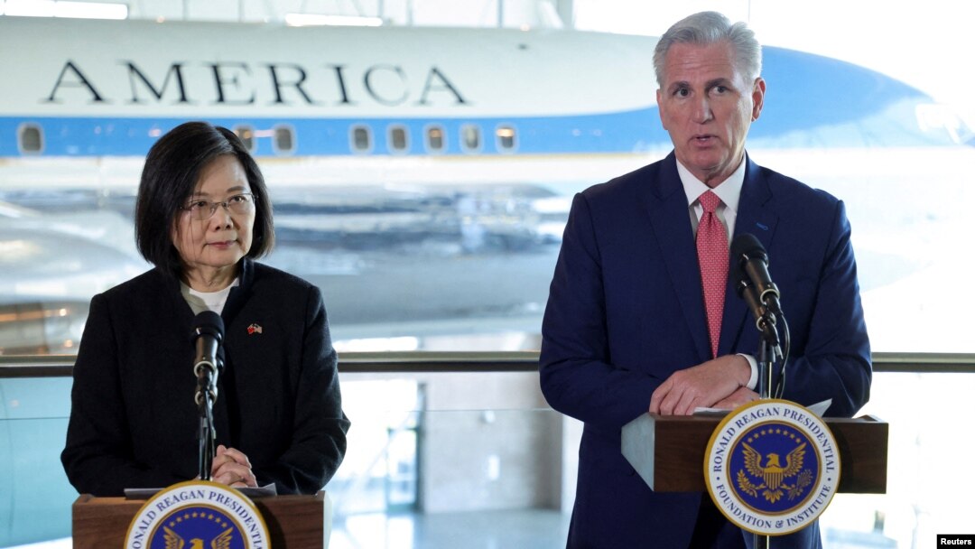 Perezida wa Taiwan Tsai Ing-wen n'umukuru w'inama nshingamateka ya Amerika, Kevin McCarthy, i Simi Valley, California, kw'itariki ya 5/04/2023