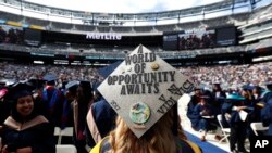 ARCHIVO - Melissa Acevedo, de Dover, N.J., quien se graduó con una maestría en contabilidad de la Universidad de Fairleigh Dickinson, usa su gorra antes del inicio de la ceremonia de graduación de la escuela, el 16 de mayo de 2017.