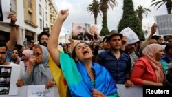 Protestation populaire contre la condamnation par un tribunal marocain du leader du mouvement "Hirak" Nasser Zefzafi et d'autres activistes, à Rabat, au Maroc, le 27 juin 2018.