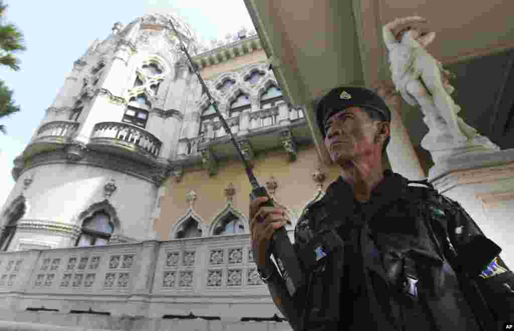 A Thai soldier guards the Government House compound of the prime minister&#39;s office, in Bangkok, Thailand, May 20, 2014.