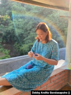 Isnayanti mengajarkan Delsy cara crochet waktu ia berusia 9 tahun.