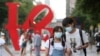 Pengunjung mengenakan masker saat berjalan-jalan di sebuah tempat wisata di Taipei, Taiwan, di tengah pandemi, 30 Mei 2020. (Foto: dok).