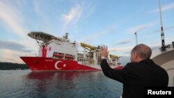 Presiden Turki Tayyip Erdogan melambai saat kapal pemboran Turki "Fatih" berangkat ke Laut Hitam, Istanbul, Turki, 29 Mei 2020. (Foto: Presidential Press Office/Handout via REUTERS)