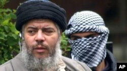 Ulama radikal Abu Hamza al Masri (depan) bersama 4 orang tersangka pelaku teror akan diekstradisi oleh Inggris untuk diadili di Amerika (foto: dok). 