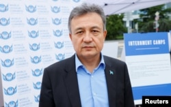 在联合国日内瓦总部外，世界维吾尔代表大会主席多里昆·艾沙站在得到美国政府支持的图片展前，该图片展反映据称被关押在中国新疆拘留营或失踪的维吾尔人。(2021年9月16日)