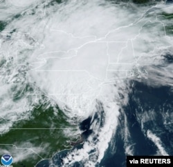 Foto de satélite de la tormenta Isaías a su paso por el noreste de Estados Unidos en 4 de agosto de 2020.