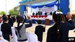 Imagen difundida por la presidencia boliviana que muestra al presidente de Bolivia Luis Arce saludando durante la inauguración del año escolar con clases en línea, en el sur de Bolivia, 1 de febrero 2021.