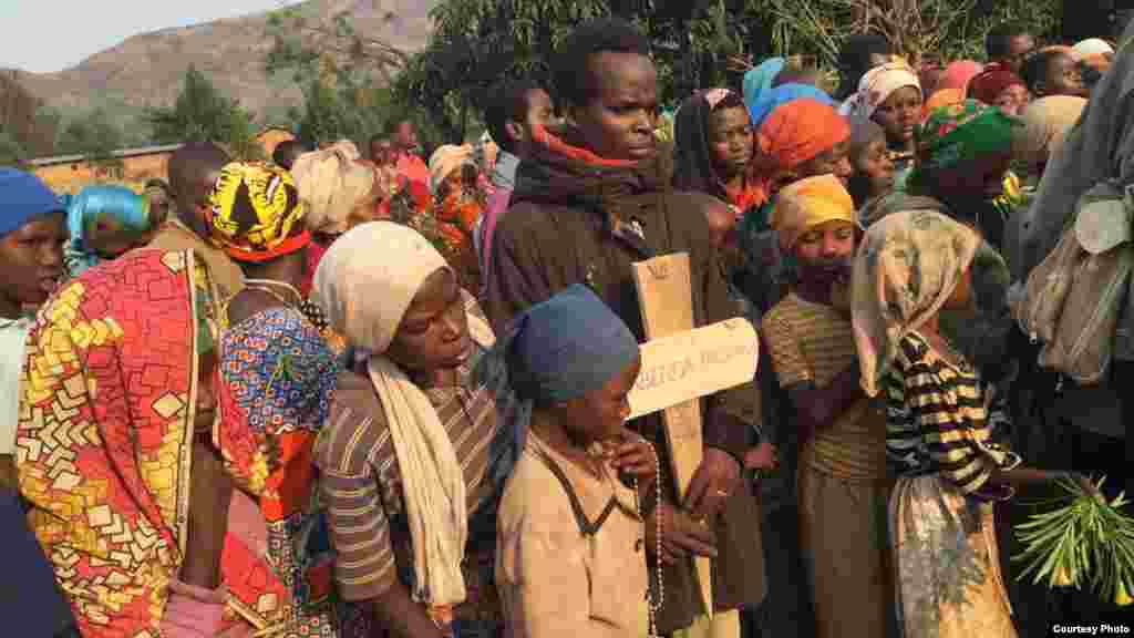 La population burundaise montre des cadavres sur une route, non loin d&rsquo;une base de la Mission des Nations unies au Congo, le 16 septembre 2017.