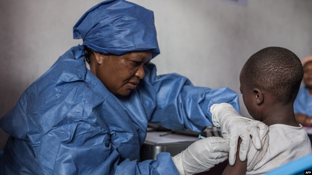 Umwana uhabwa urukingo rwa Ebola
