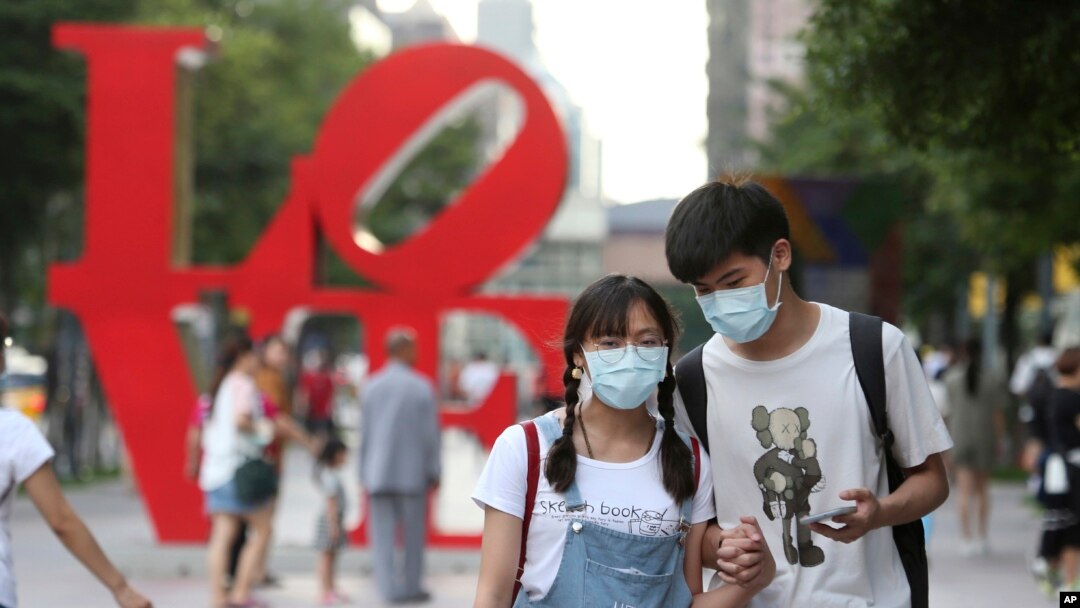Pengunjung mengenakan masker saat berjalan-jalan di sebuah tempat wisata di Taipei, Taiwan, di tengah pandemi, 30 Mei 2020. (Foto: dok).