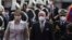 El vicepresidente electo de Ecuador, Alfredo Borrero, acompañado de su esposa, Lucía Pazmiño, a su llegada a la toma de posesión de Guillermo Lasso, el 24 de mayo de 2021.