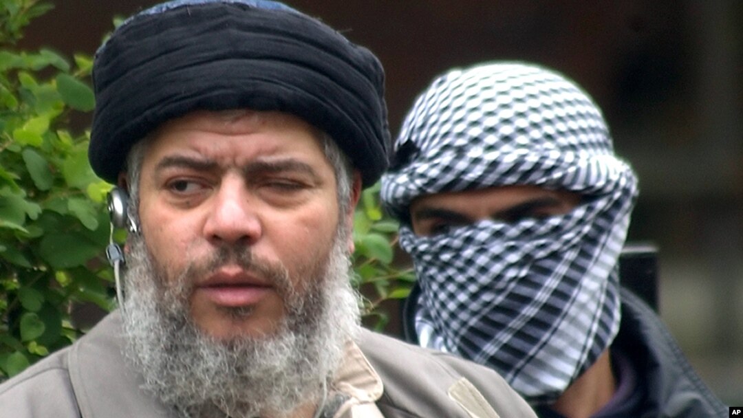 Ulama radikal Abu Hamza al Masri (depan) bersama 4 orang tersangka pelaku teror akan diekstradisi oleh Inggris untuk diadili di Amerika (foto: dok). 