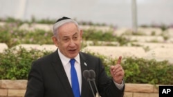 Izraelski premijer Benjamin Netanjahu govori na ceremoniji na groblju u Tel Avivu, 18. juna 2024. povodom godišnjice sukoba rivalskih jevrejskih snaga zbog kojih je zamalo izbio građanski rat u novoproglašenom nezavisnom Izrealu 1948. (Foto: AP/Shaul Golan)