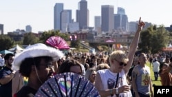 Učesnici pridea u historijskom parku Los Angelesa 8. juna 2024. (Foto: AFP/Etienne LAURENT)