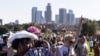 Učesnici prajda u istorijskom parku Los Anđelesa 8. juna 2024. (Foto: AFP/Etienne LAURENT)