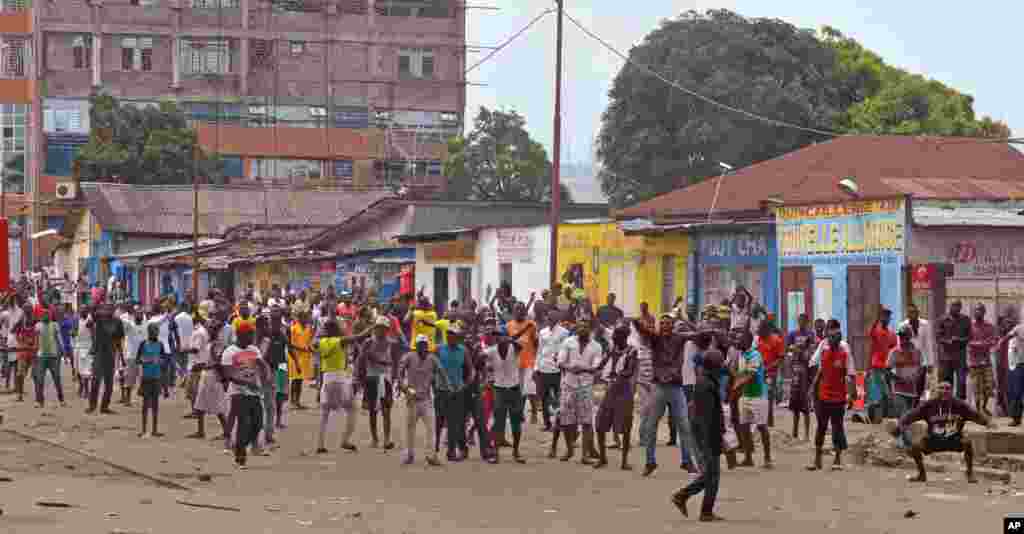 Des manifestants, brulent des pneus, contre une nouvelle loi qui pourrait retarder les élections prévues pour 2016, à Kinshasa, République démocratique du Congo, le lundi 19 janvier 2015,