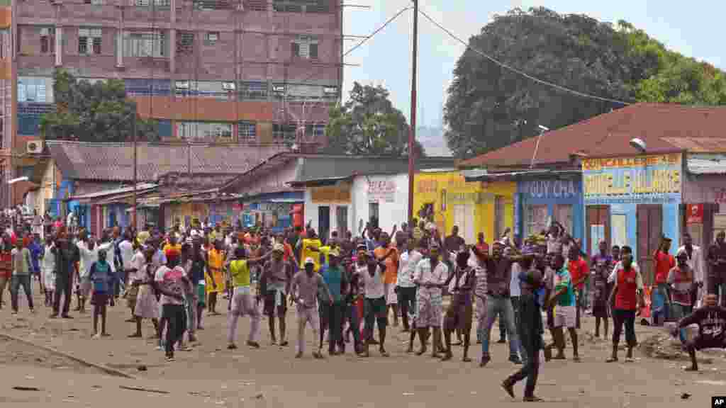 Des manifestants, brûlent des pneus, contre une nouvelle loi qui pourrait retarder les élections prévues pour 2016, à Kinshasa, République démocratique du Congo, le 19 janvier 2015.