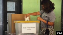 ရန်ကုန်စည်ပင်ရွေးကောက်ပွဲ မဲပေးနေသူတဦး 