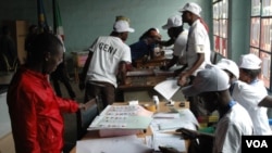 Petugas pemilu menghitung kartu-kartu suara di sebuah TPS di Bujumbura, Burundi usai pelaksanaan pemilu parlemen, Senin (29/6).