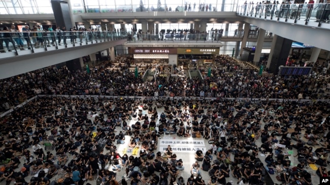 香港抗议者2019年8月12日在机场大厅静坐抗议 