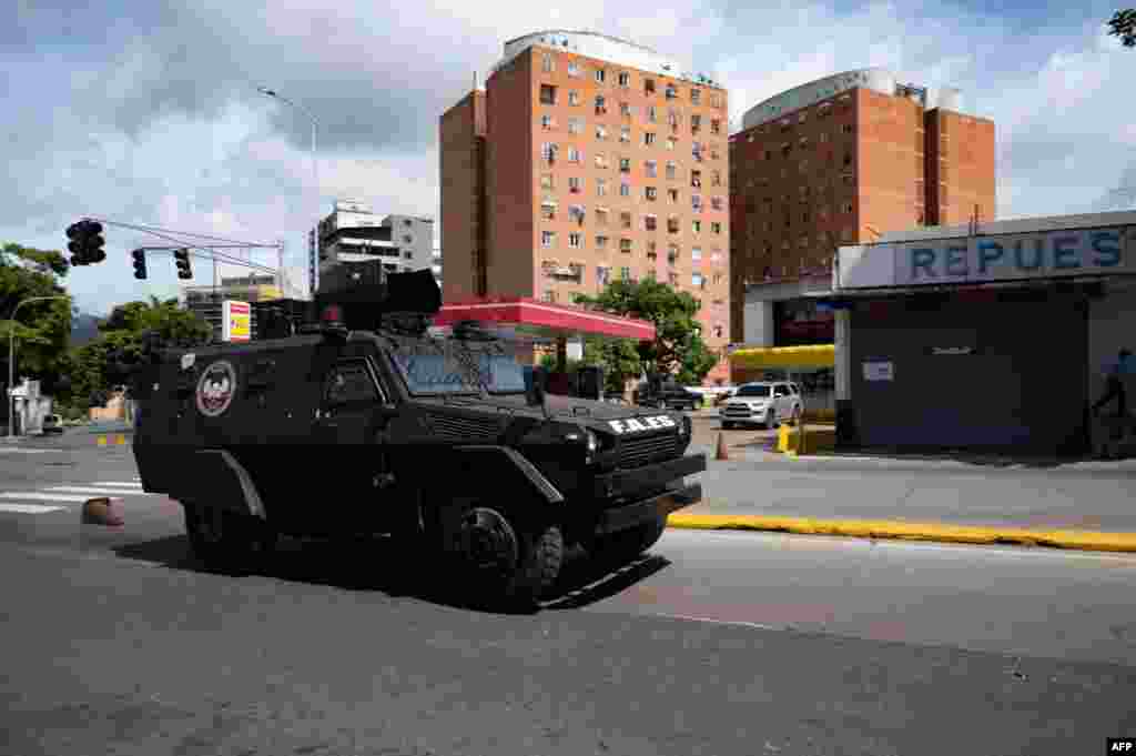 Un veh&#237;culo blindado recorre una avenida en Caracas durante enfrentamiento. El gobierno ofreci&#243; la tarde del jueves una recompensa de 500.000 d&#243;lares por hombres que ser&#237;an los l&#237;deres de la banda de la Cota 905. Junio, 8 2021. Foto: Yuri Cortez - AFP. 