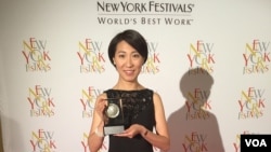 VOA Mandarin's Daphne Dung-Ning Fan accepts the award at the ceremony on April 19.