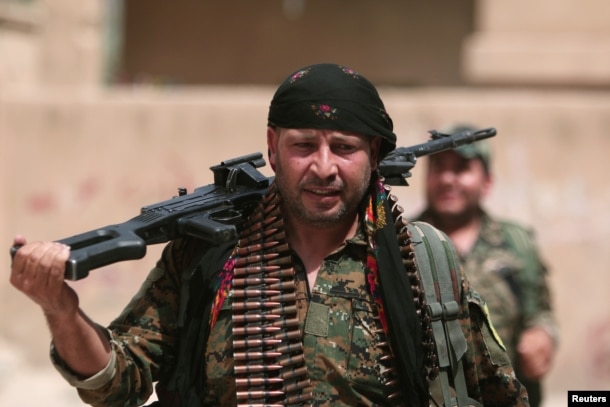 Combatiente curdo de las Unidades de Protección del Pueblo(YPG)en Hasaka, Syria. Agosto 21, 2016.