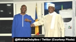 Le président tchadien Idriss Deby rencontre l'opposant Succès Masra à Ndjamena, le 16 mars 2021, avant l'élection présidentielle prévue le 11 avril 2021.