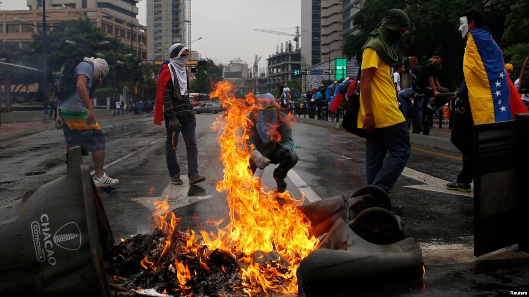 ARCHIVO - Manifestantes bloquean una céntrica avenida en Caracas durante las protestas en mayo de 2014 contra el presidente en disputa de Venezuela, Nicolás Maduro.