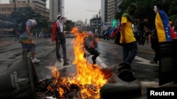 ARCHIVO - Manifestantes bloquean una céntrica avenida en Caracas durante las protestas en mayo de 2014 contra el presidente en disputa de Venezuela, Nicolás Maduro.