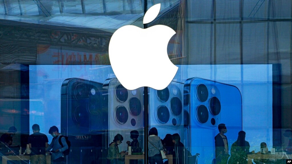 美国苹果公司的一家手机专卖店（美联社）(photo:VOA)