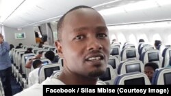 Silas Mbise, reporter sportif pour la station privée Wapo Radio, à bord d’un avion, à Dar es Salaam, Tanzanie, 31 juillet 2018. (Facebook/ Silas Mbise)