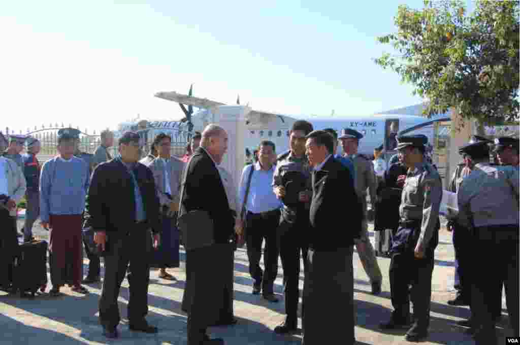  စစ်တွေလေဆိပ်တွင် တွေ့ရသည့် ပြည်ထောင်စု ဒုဝန်ကြီးနှင့် တာဝန်ရှိသူများ