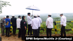 Presiden Joko Widodo meninjau lokasi ibu kota negara baru di kawasan konsesi hak pengusahaan hutan (HPH) PT ITCI, Kecamatan Sepaku, Kabupaten Penajam Paser Utara, Selasa, 17 Desember 2019. (Foto: Courtesy/BPMI Setpres/Muchlis Jr)