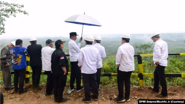 Presiden Joko Widodo meninjau lokasi ibu kota negara baru di kawasan konsesi hak pengusahaan hutan (HPH) PT ITCI, Kecamatan Sepaku, Kabupaten Penajam Paser Utara, Selasa, 17 Desember 2019. (Foto: Courtesy/BPMI Setpres/Muchlis Jr)