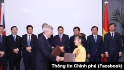 Bà Nguyễn Thị Phương Thảo trong buổi ký kết hiến tặng cho Linacre College