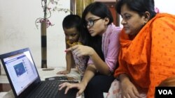 Sebuah keluarga di Dhaka, Bangladesh menggunakan Facebook. (Foto: ilustrasi). Facebook bertekad menghapus konten propaganda teroris secepatnya, sebelum pengguna melihatnya. 