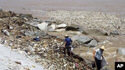 Warga di Tiongkok berang dengan pemerintahnya karena membiarkan sungai-sungai di daerah mereka tercemar. (Foto: Dok)