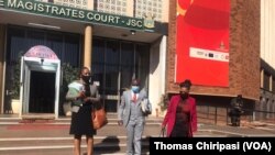 L'équipe des avocats du journaliste Hopewell Chin'ono à Harare. (Thomas Chiripasi /VOA)